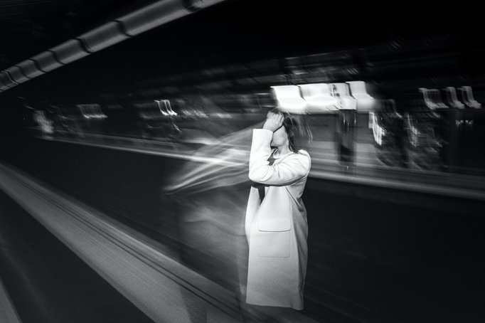 Mujer en estación de metro en movimiento